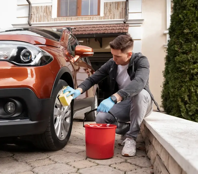 Lavage auto à domicile Terminiers : professionnel intervenant sur un véhicule